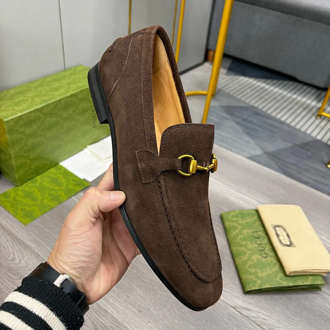 Factory price: 500💰-Gucci men’s formal leather shoes! Genuine molded horsebit, a classic must-have for your shoe cabinet! The feet are particularly delicate! This Gucci original version is a set last, and we are consistent with the counter! Therefore, it is more comfortable in terms of last shape and comfort! Take it to the counter and compare at will! Good shoes are more than just what they make! But grasp the essence from the inside out! Material: Imported first-layer frosted cowhide! Genuine leather outsole imported from Italy, size: 39-44 (38/45 customized, non-refundable)